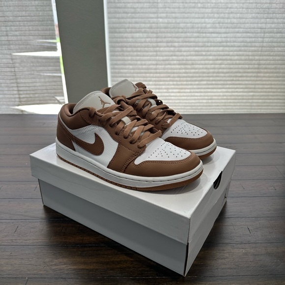Nike Women's Air Jordan 1 Low In Archaeo Brown Size 7.5 - Picture 1 of 6